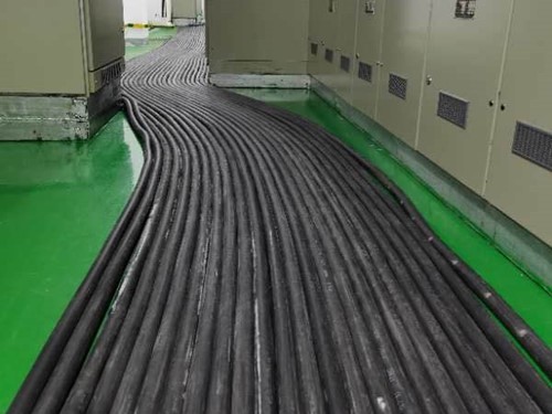 嘉陵如何根据理论计算公式计算温度对特定电压测量结果的影响？